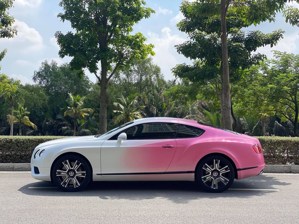 Cận cảnh diện mạo của chiếc Bentley Continental GT mới d&aacute;n 2 t&ocirc;ng m&agrave;u trắng-hồng