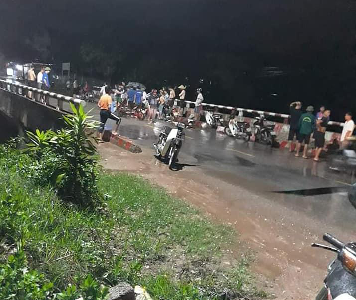Người d&acirc;n v&acirc;y quanh hiện trường tai nạn