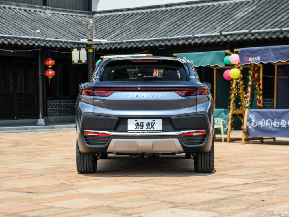 Nh&igrave;n thẳng đu&ocirc;i xe&nbsp;của Chery Ant
