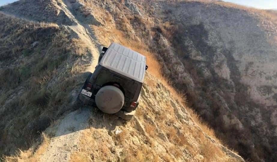 Hình ảnh chiếc Jeep Wrangler bị mắc kẹt đã khiến nhiều người ngạc nhiên
