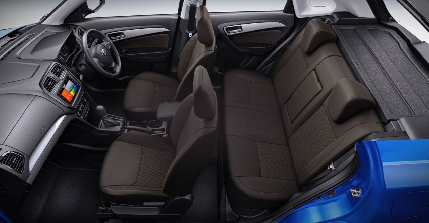 Nội thất 5 chỗ m&agrave;u n&acirc;u phối đen của Toyota Urban Cruiser