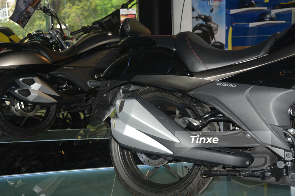 Suzuki Intruder 150 được tích hợp ống xả kép Suzuki Intruder 150 được tích hợp ống xả kép