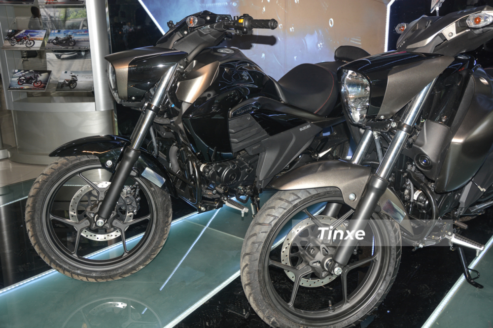 Suzuki Intruder 150 sử dụng mâm 3 chấu kép dạng chữ Y, xe có đĩa trước được tích hợp hệ thống chống bó cứng phanh ABS Suzuki Intruder 150 sử dụng mâm 3 chấu kép dạng chữ Y, xe có đĩa trước được tích hợp hệ thống chống bó cứng phanh ABS