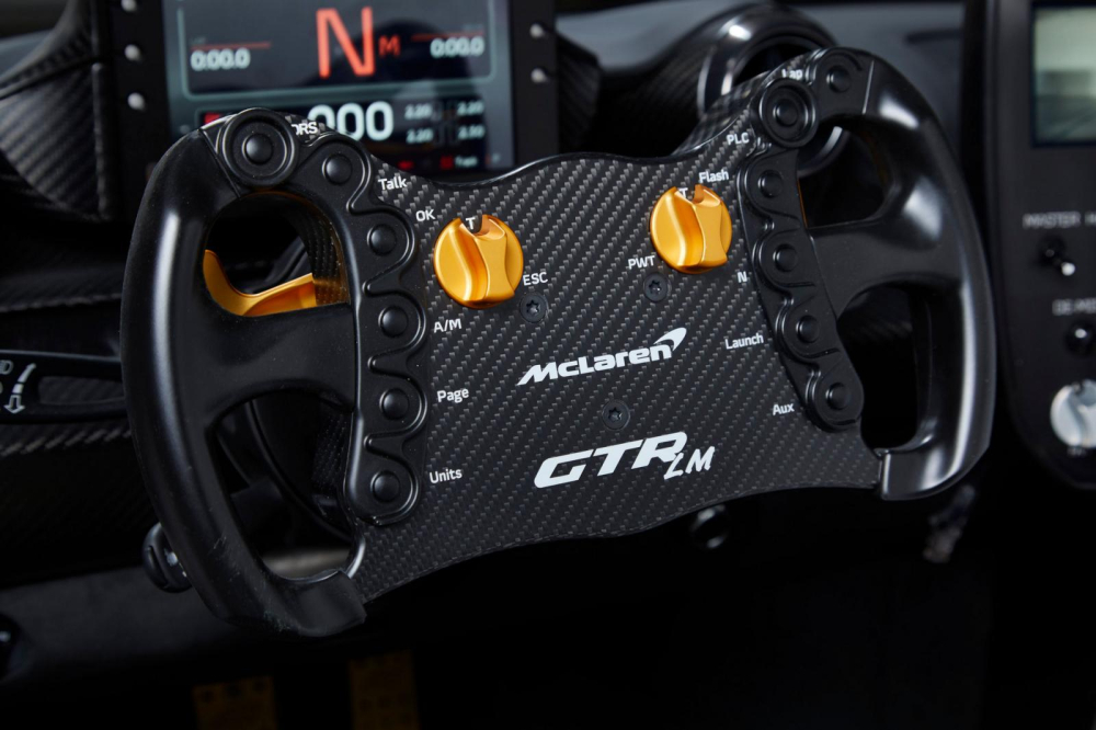 Còn đây là vô lăng của xe McLaren Senna GTR LM Còn đây là vô lăng của xe McLaren Senna GTR LM