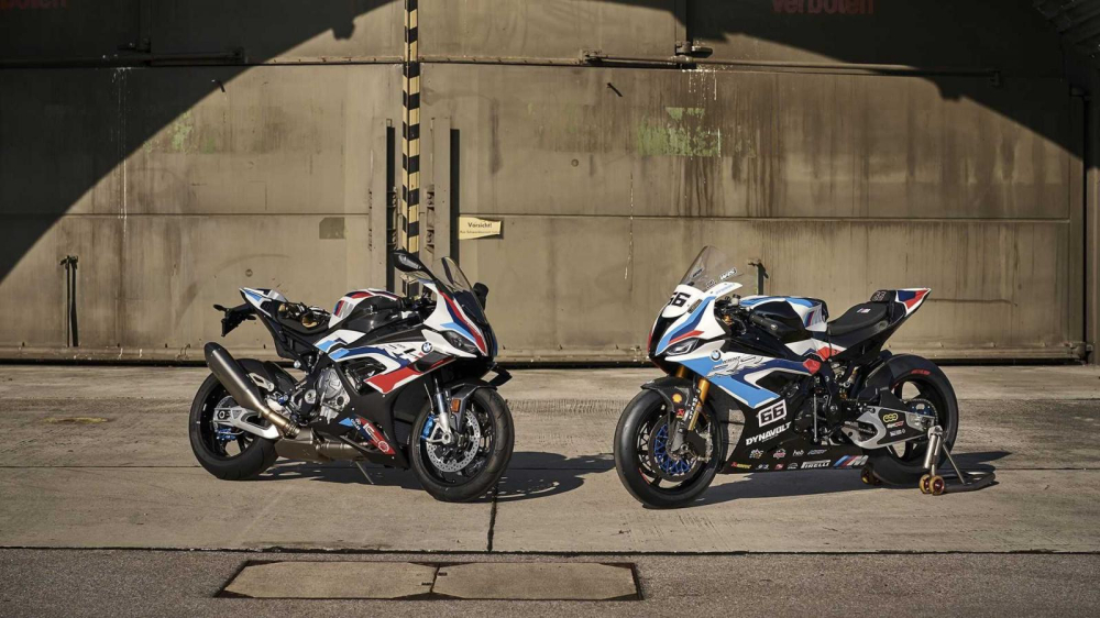 BMW M1000RR b&ecirc;n cạnh BMW S1000RR