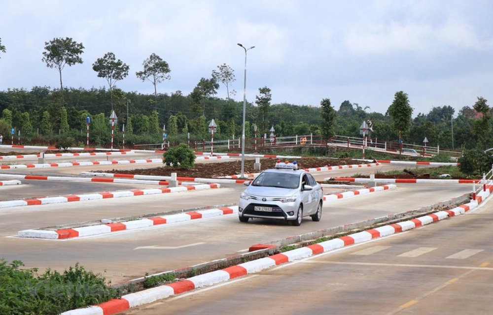 Đối với người c&oacute; giấy ph&eacute;p l&aacute;i xe bị mất nhưng c&ograve;n thời hạn sử dụng, sau khi nộp đầy đủ c&aacute;c giấy tờ li&ecirc;n quan 2 th&aacute;ng sẽ nhận được cấp lại bằng l&aacute;i xe mới