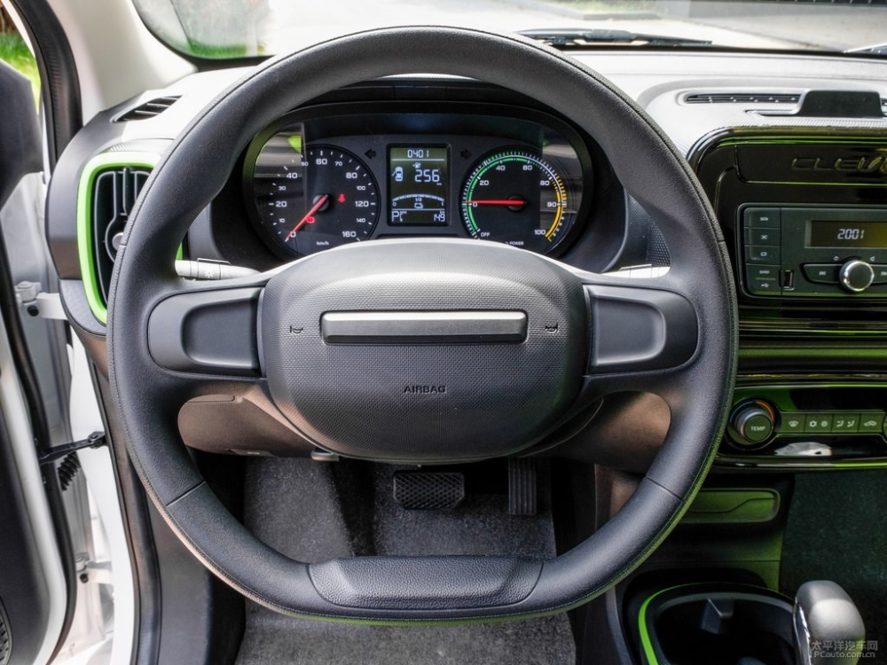 Cận cảnh vô lăng và bảng đồng hồ của Roewe Clever Cận cảnh vô lăng và bảng đồng hồ của Roewe Clever