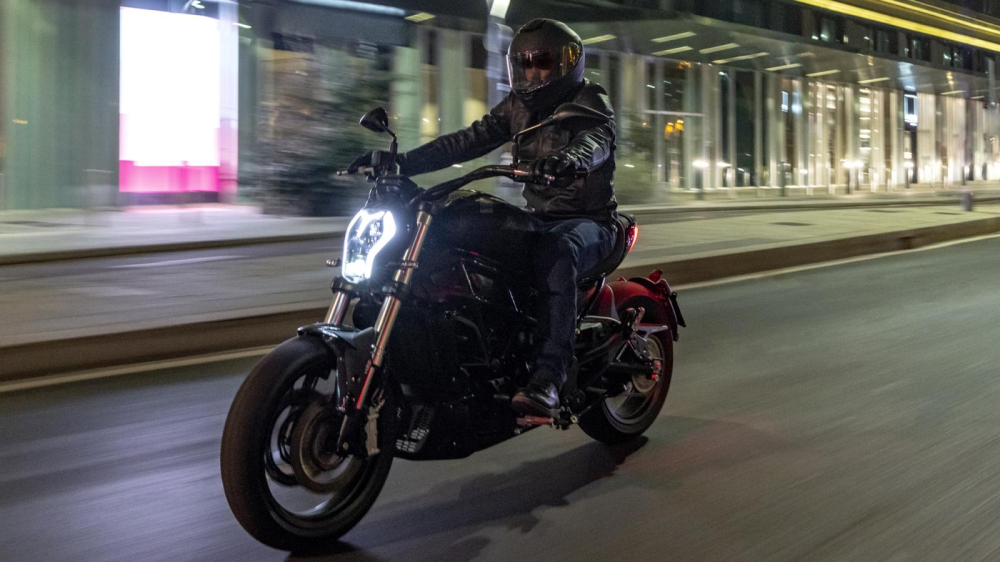 Benelli 502C được ra mắt trước đây với thiết kế hầm hố