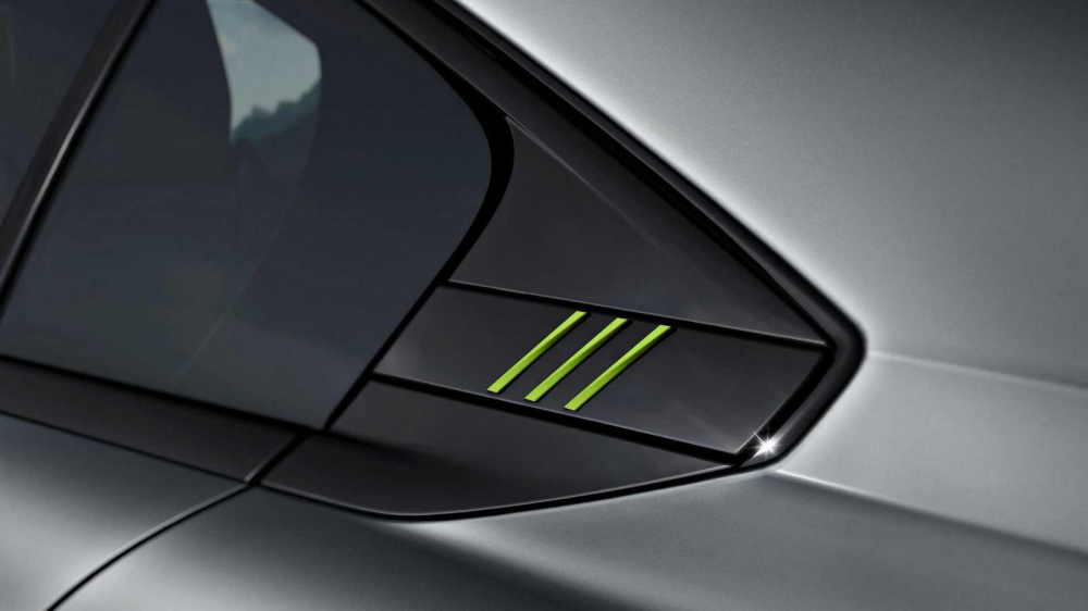 Trên xe còn có những chi tiết màu xanh neon làm điểm nhấn Trên xe còn có những chi tiết màu xanh neon làm điểm nhấn