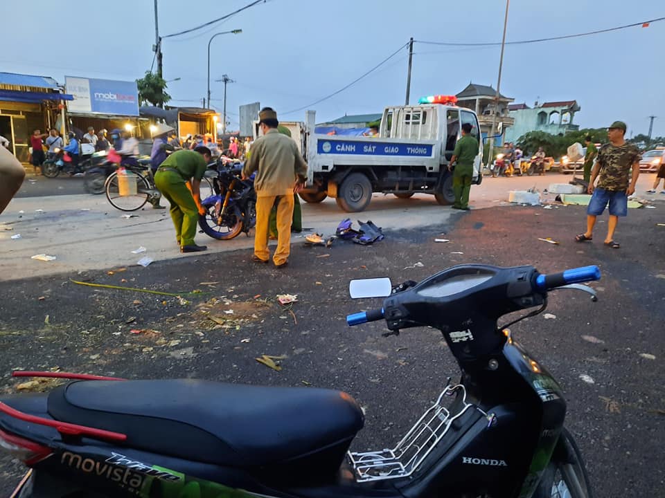 Lực lượng chức năng c&oacute; mặt tại hiện trường vụ tai nạn
