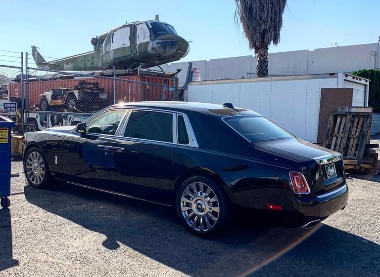 Chiếc xe siêu sang Rolls-Royce Phantom thế hệ thứ 8 lúc còn ở nước ngoài chuẩn bị lên đường về Việt Nam