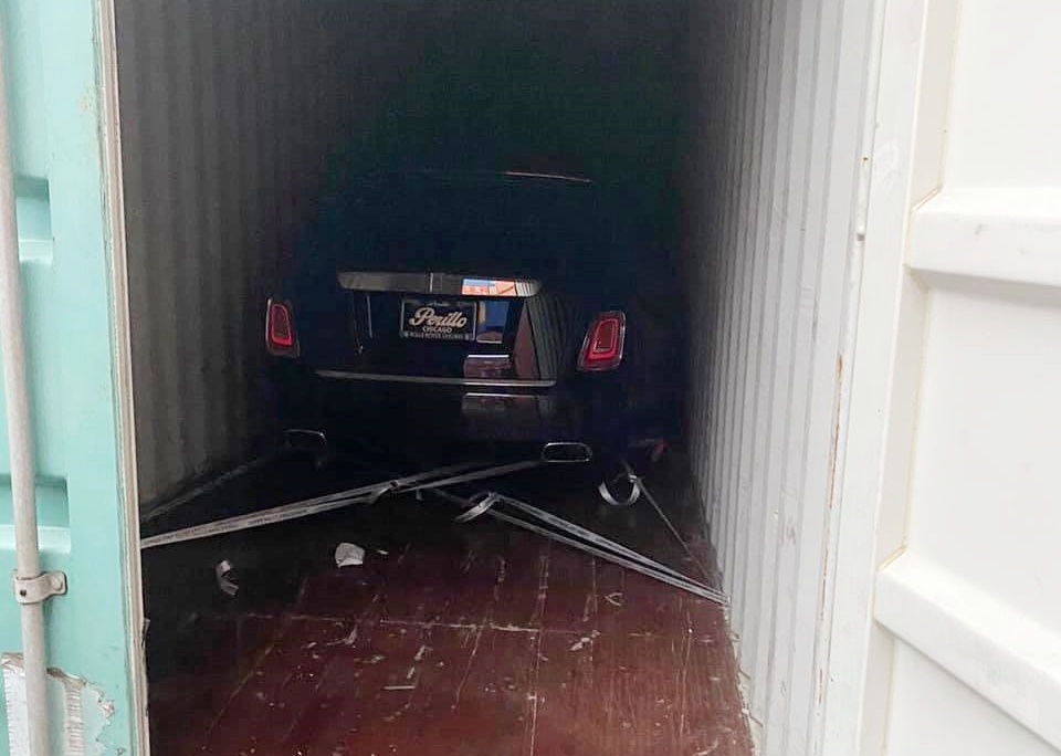 Và bên trong là chiếc xe siêu sang Rolls-Royce Phantom thế hệ thứ 8