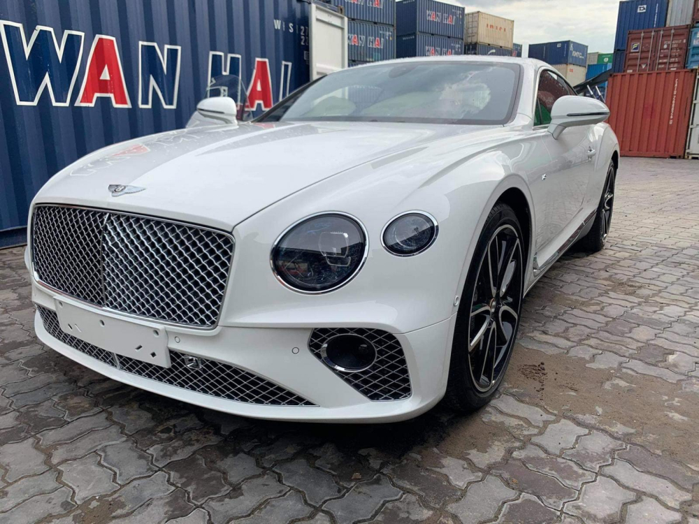 Chiếc Coupe si&ecirc;u sang Bentley Continental GT V8 n&agrave;y c&oacute; m&agrave;u sơn trắng