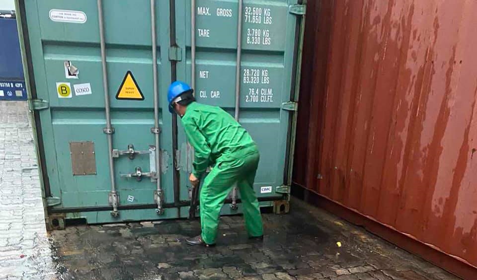 Một người chuẩn bị mở container