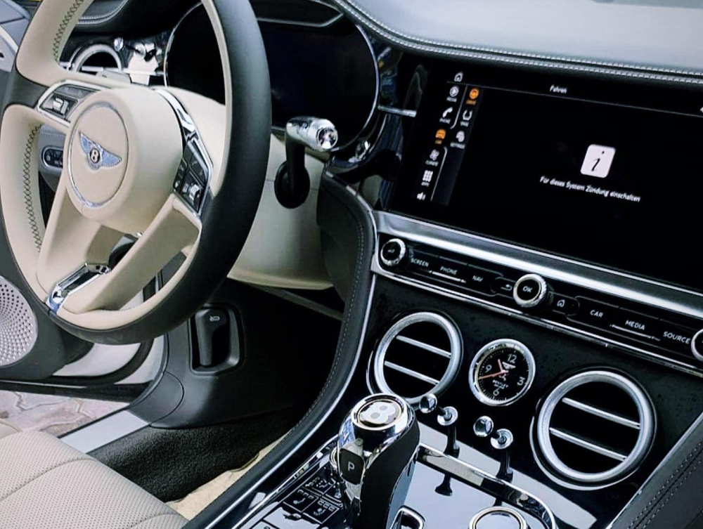 M&agrave;n h&igrave;nh giải tr&iacute; của Bentley Continental GT V8 c&oacute; 3 c&aacute;ch thể hiện kh&aacute;c nhau