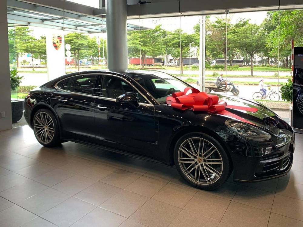 Còn đây là chiếc xe Porsche Panamera mà bạn thân Matt Liu chọn mua