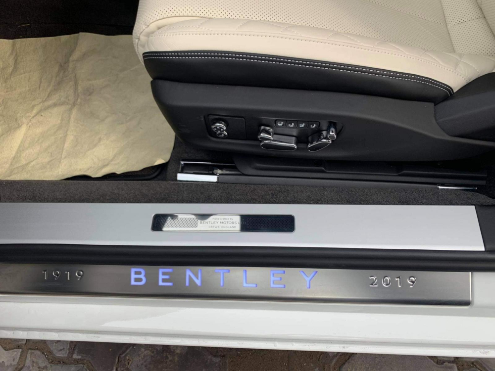 Logo Bentley tr&ecirc;n bậc cửa ph&aacute;t s&aacute;ng c&ugrave;ng 2 số năm l&agrave; 1919 v&agrave; 2019 thể hiện xe thuộc bản 100 năm
