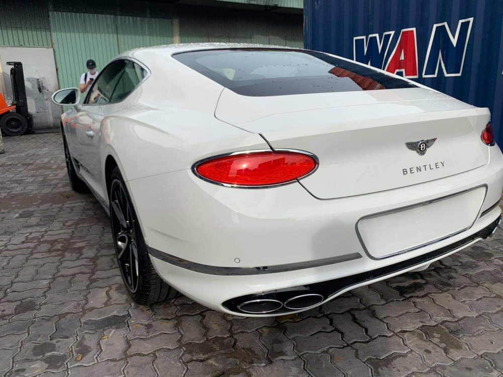 Xe thuộc phi&ecirc;n bản V8 n&ecirc;n c&oacute; ống xả k&eacute;p ri&ecirc;ng biệt