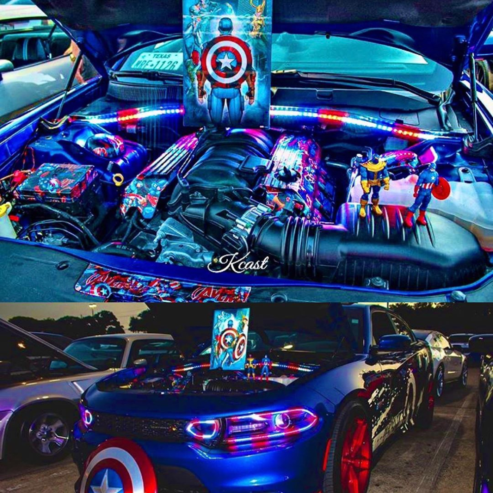 &nbsp;Khoang động cơ của xe cũng được độ đ&egrave;n theo m&agrave;u sắc trang phục v&agrave; khi&ecirc;n của Captain America