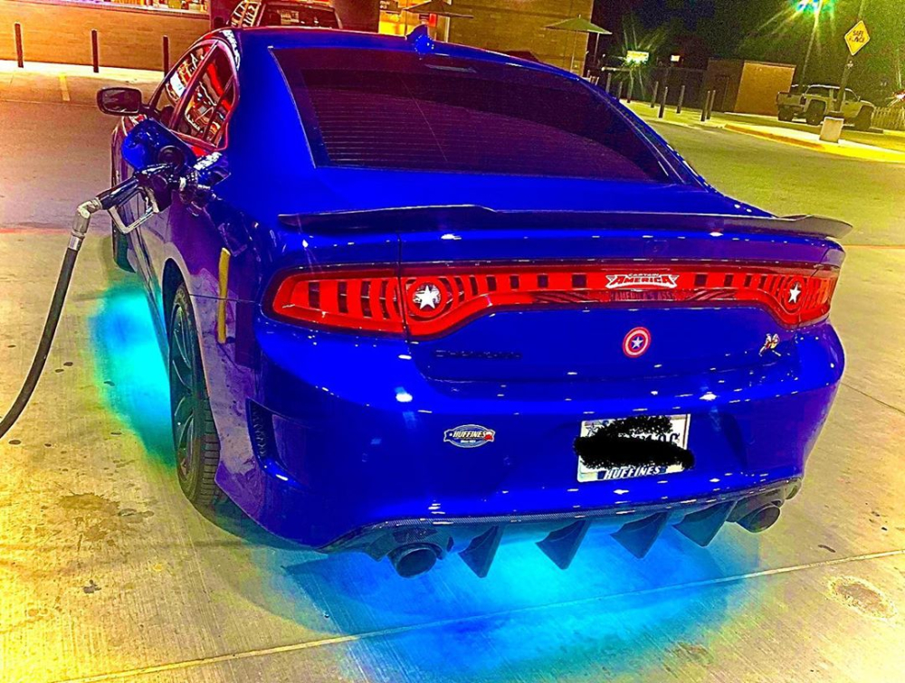 Ph&iacute;a đu&ocirc;i xe cũng nhận được trang bị độ tr&ocirc;ng ngầu hơn v&agrave; đ&egrave;n s&aacute;ng&nbsp;dưới gầm