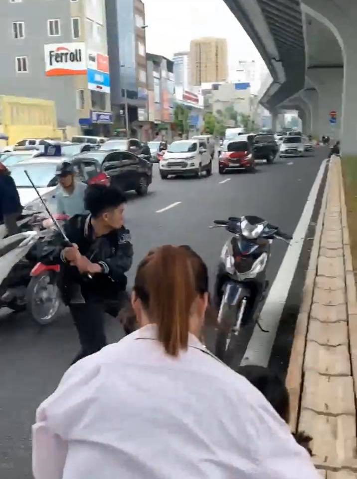B&agrave; bầu đau đớn được người d&acirc;n d&igrave;u v&agrave;o vỉa h&egrave;