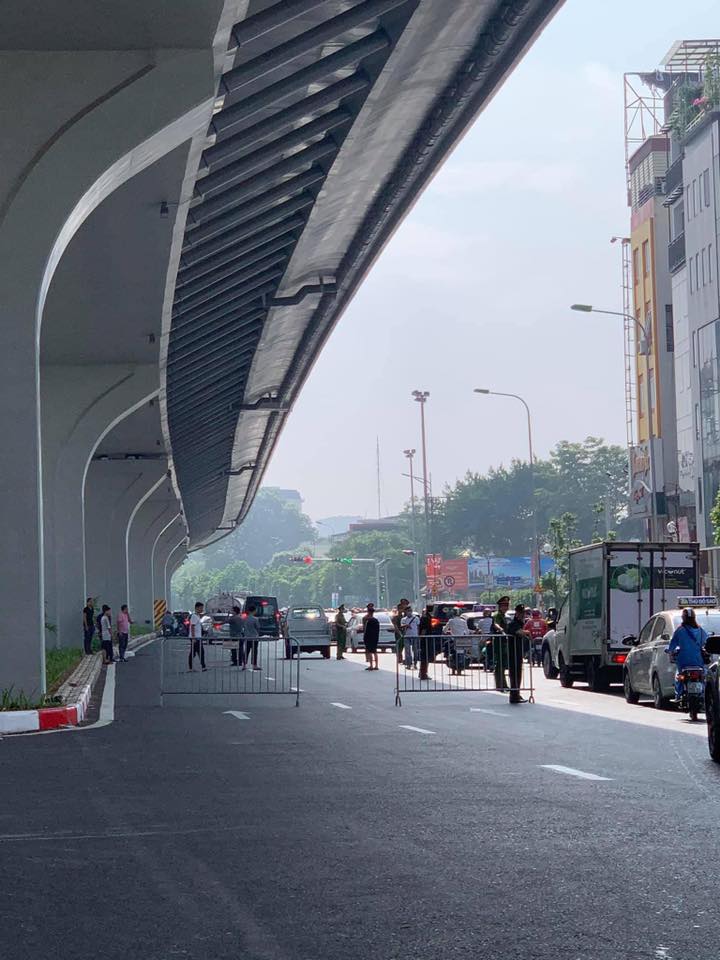 Lực lượng chức năng c&ugrave;ng c&aacute;c nh&acirc;n chứng dựng lại hiện trường