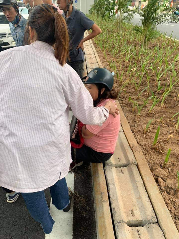 B&agrave; bầu đau đớn được người d&acirc;n d&igrave;u v&agrave;o vỉa h&egrave;