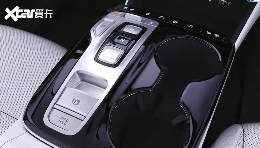 N&uacute;t bấm chuyển số tr&ecirc;n cụm điều khiển trung t&acirc;m