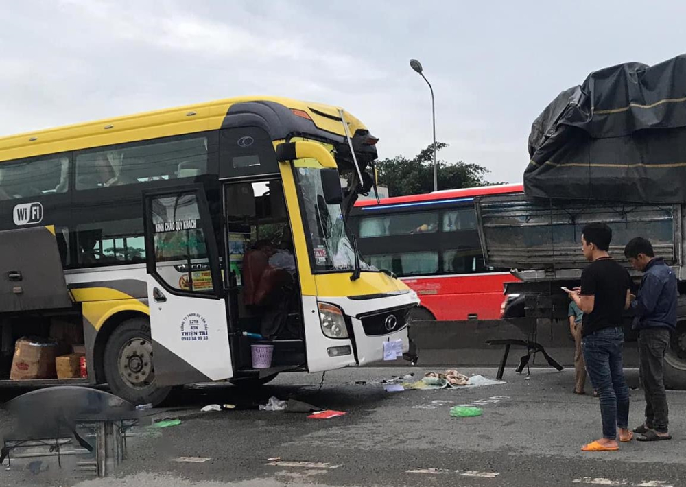 Hiện trường vụ tai nạn xe kh&aacute;ch t&ocirc;ng v&agrave;o đu&ocirc;i xe tải tr&ecirc;n QL1A v&agrave;o s&aacute;ng nay ở Dĩ An, B&igrave;nh Dương