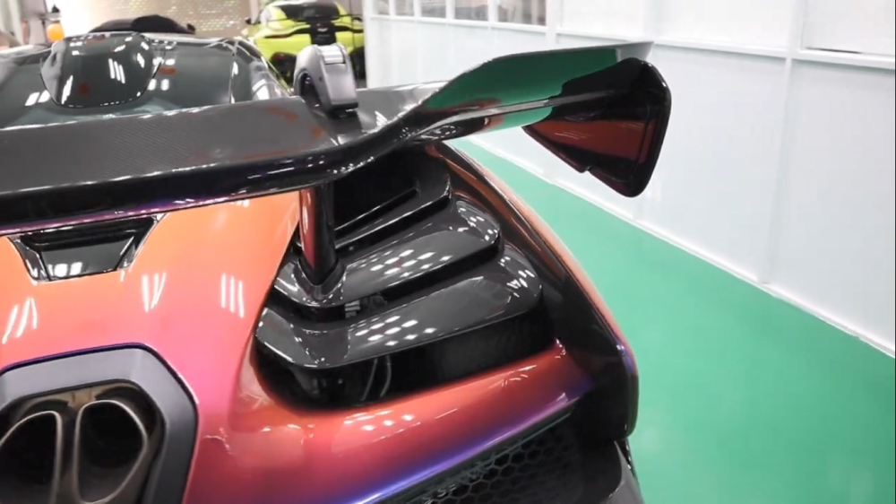 Góc quay này có thể khẳng định McLaren Senna đã từng có mặt tại Việt Nam. Chiếc siêu xe màu vàng phía trên là Aston Martin Vantage V8 của doanh nhân quận 12 hay sử dụng trong nước