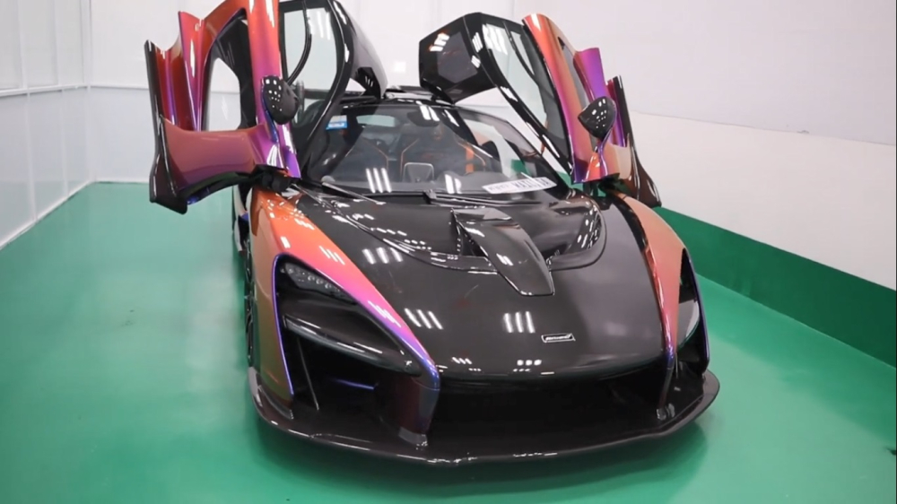 Bức ảnh n&agrave;y cho thấy chiếc McLaren Senna của doanh nh&acirc;n quận 12 chỉ c&oacute; một tem g&oacute;c b&ecirc;n phải
