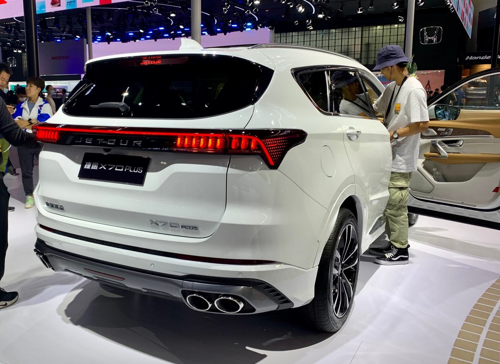 Phía đuôi của Jetour X70 Plus cho thấy dải đèn hậu kiểu thanh dài nối nhau Phía đuôi của Jetour X70 Plus cho thấy dải đèn hậu kiểu thanh dài nối nhau