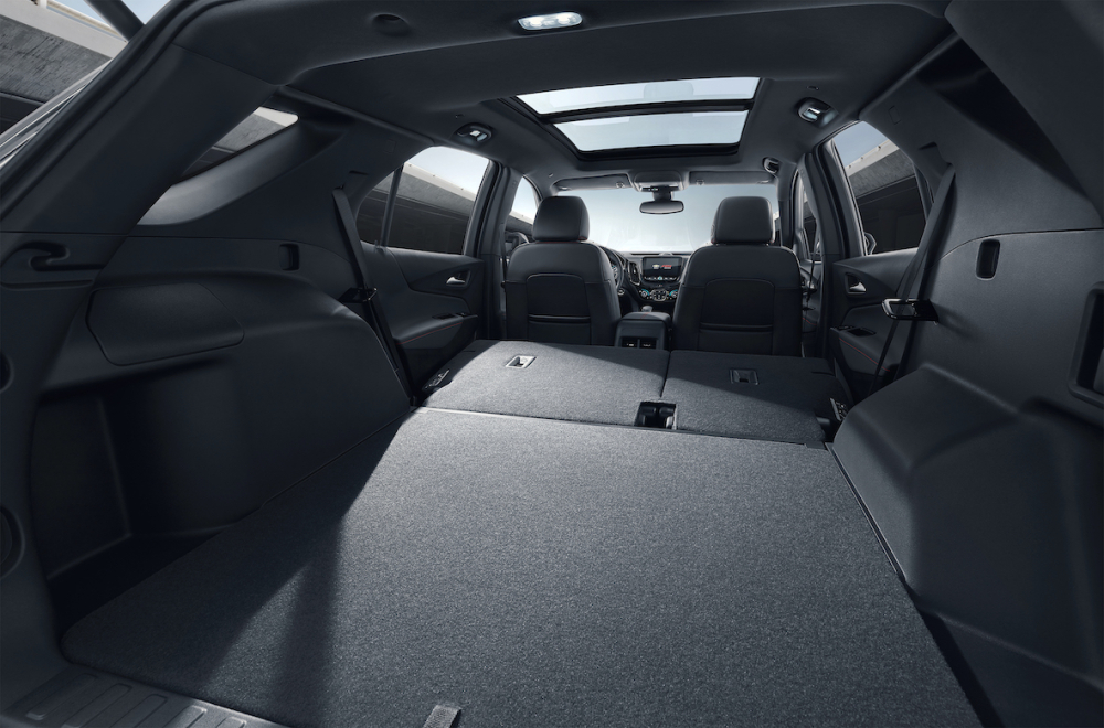 Không gian phía sau với hàng ghế gập xuống của Chevrolet Equinox 2021 Không gian phía sau với hàng ghế gập xuống của Chevrolet Equinox 2021