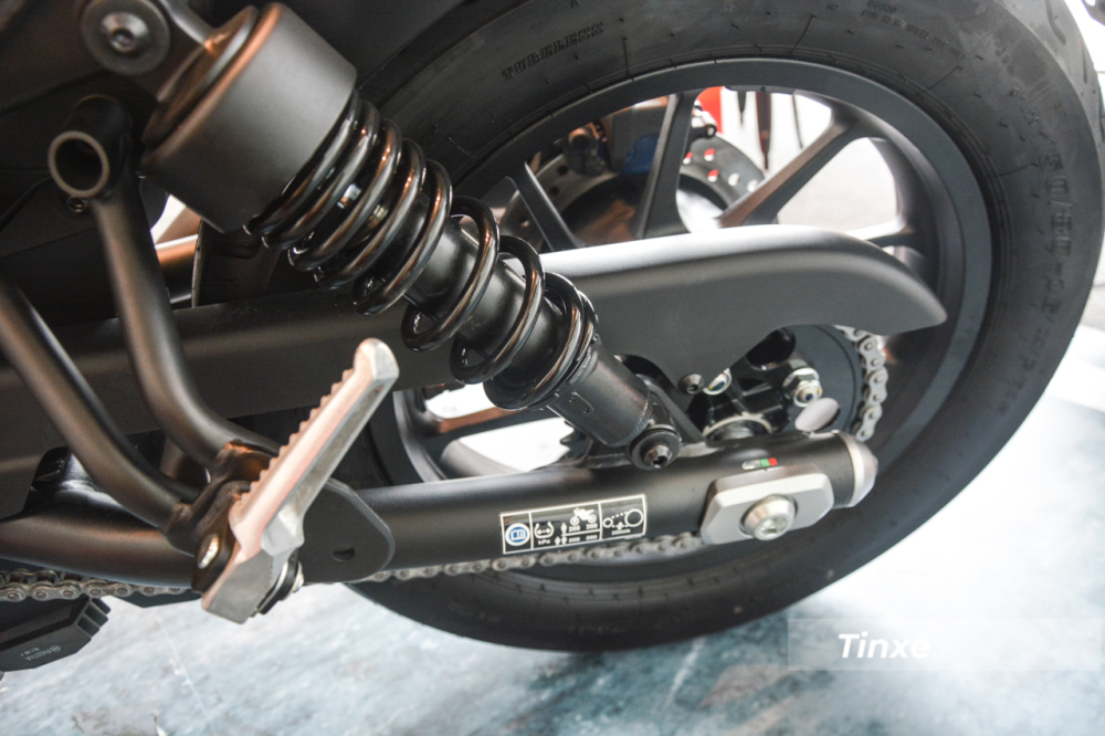  Bên cạnh nâng cấp ở hệ thống chiếu sáng và đồng hồ, Honda Rebel 500 cũng được nâng cấp giảm xóc sau dạng cao su giảm chấn, yên xe cũng mềm mại và êm ái hơn so với phiên bản cũ. Đây là phản hồi của Honda sau khi nghe đánh giá của người dùng Honda Rebel 500 cũ.
