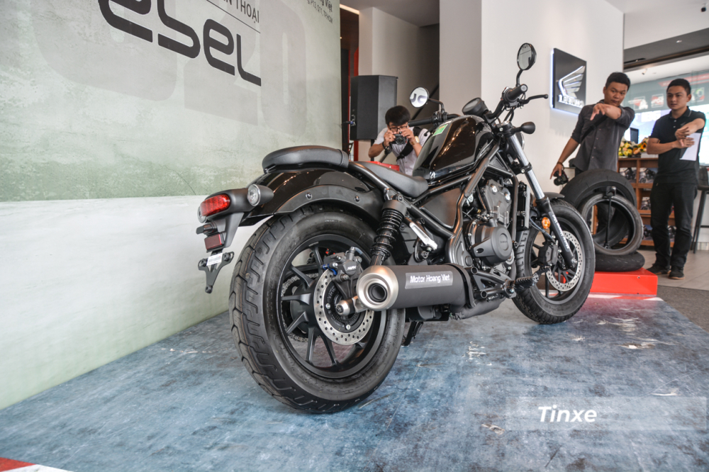 Thậm chí, nếu khách hàng mua xe Honda Rebel 500 phiên bản 2020 từ nay đến hết ngày 27 tháng 11 năm 2020 còn nhận được ưu đãi giảm 20 triệu đồng nếu thoả điều kiện đang sở hữu xe máy và ô tô của hãng Honda.