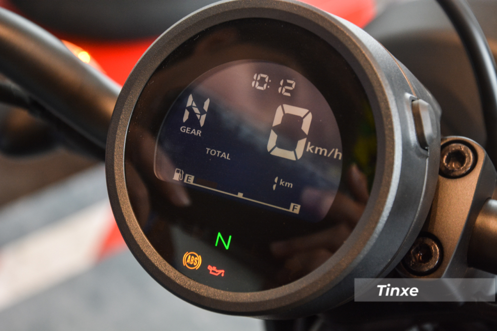 Thay đổi tích cực khác của dòng xe Honda Rebel 500 phiên bản 2020 chính là bảng đồng hồ LCD toàn phần thể hiện khả năng hiển thị tốt hơn so với phiên bản cũ được cho gây khó chịu với người xem khi đi dưới trời nắng. Đồng hồ mới trên Honda Rebel 500 phiên bản 2020 còn tích hợp thêm cấp số, giúp người lái dễ dàng nhận biết xe đang ở số nào, thế hệ cũ của Honda Rebel 500 không có tích hợp này.
