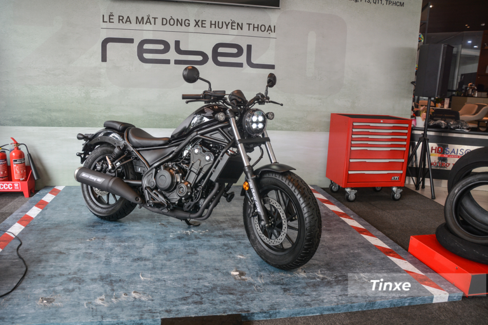 Đập vào mắt người xem trên mẫu xe Honda Rebel 500 phiên bản 2020 chính là đèn pha LED thiết kế rất cá tính. Bên cạnh đó, xe có hai màu sơn chính là đen và đen-xám, không có màu đỏ như phiên bản cũ đã bán ra tại Việt Nam trước đó.