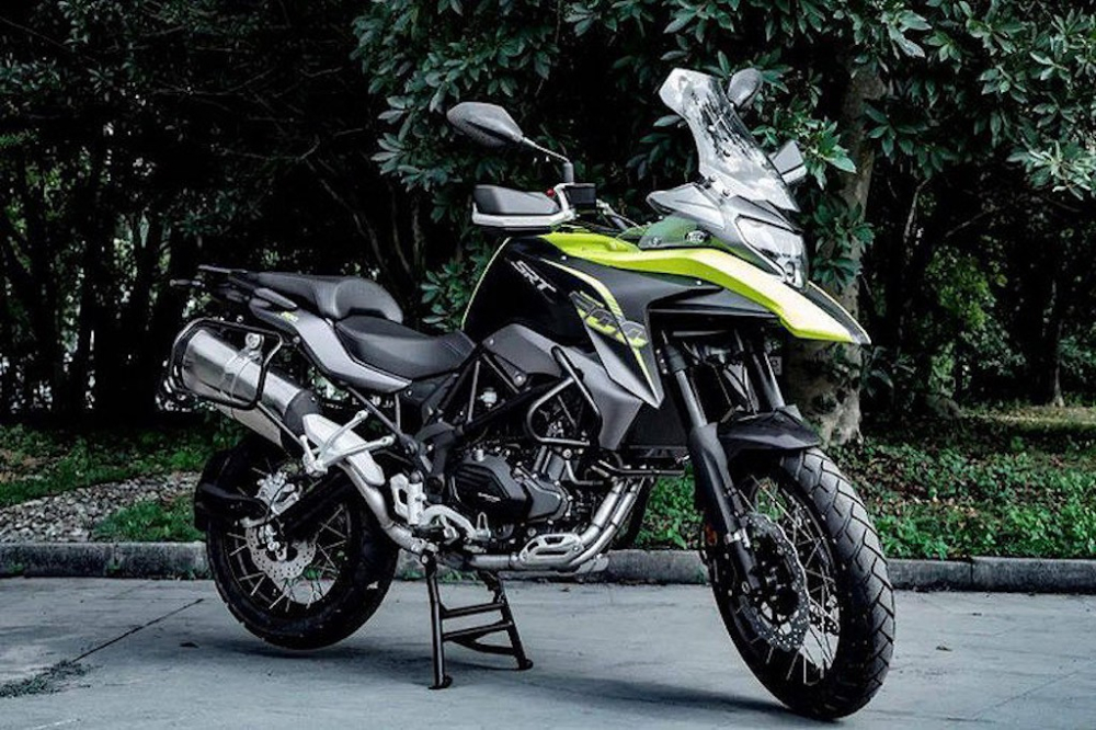 Benelli TRK 502X trang bị vành nan kèm lốp không săm
