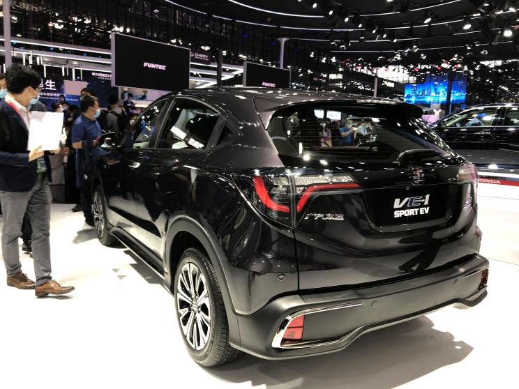 Phía sau của Everus VE-1 Sport EV bản màu đen