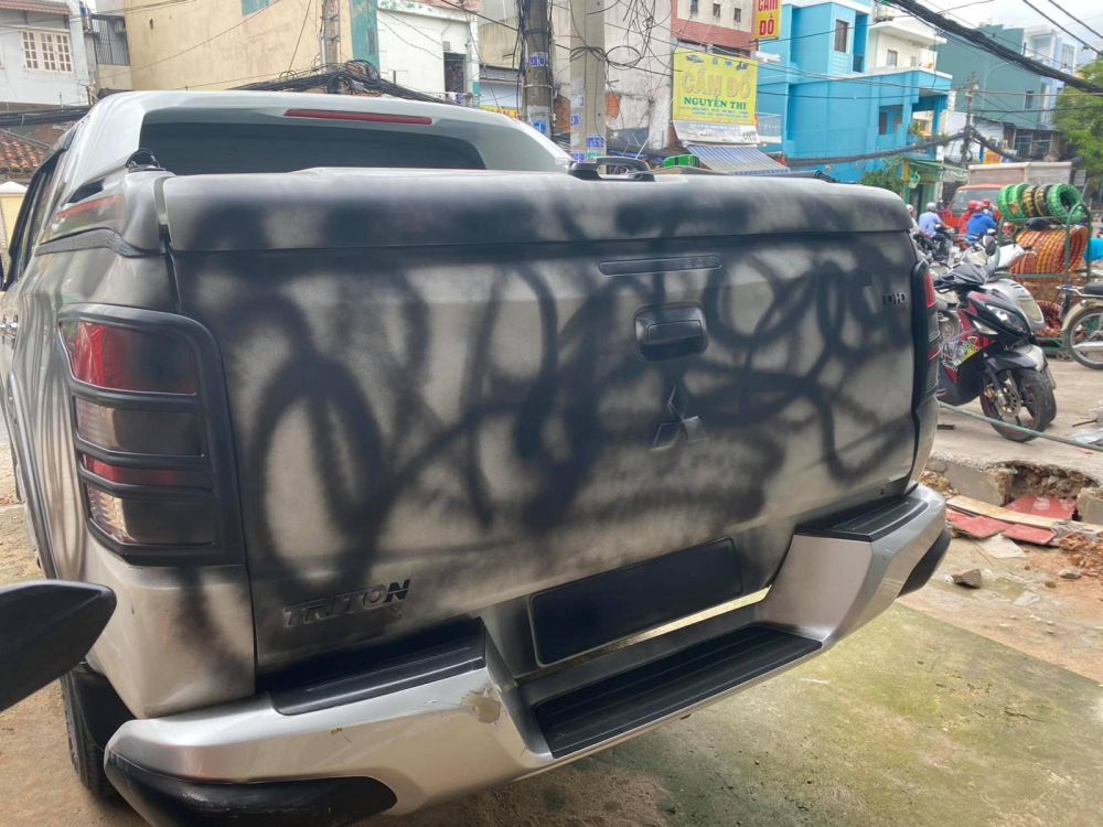 Hình ảnh chiếc ô tô Mitsubishi Triton bị xịt sơn hiện đang gây tranh cãi trên mạng