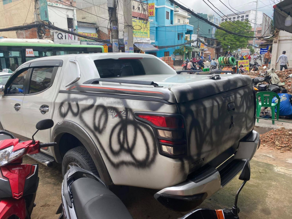 Chiếc ô tô bị xịt sơn lên nửa thân xe phía sau