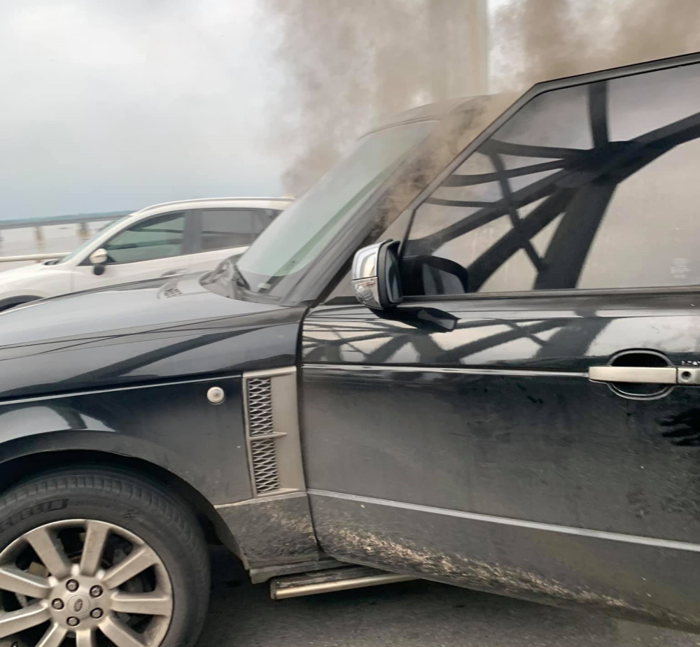 Xe Range Rover lúc bốc khói mù mịt trong khoang lái Xe Range Rover lúc bốc khói mù mịt trong khoang lái