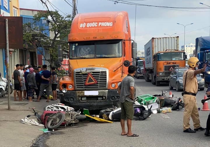 Nhiều xe máy nằm la liệt dưới đường