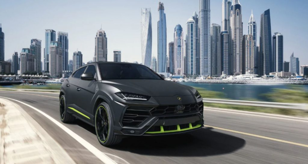 Siêu xe Lamborghini Urus Graphite Capsule sẽ được bán ra từ năm 2021. Giá bán mà Lamborghini công bố dành cho Urus ở đời xe này vào khoảng là 218.009 đô la tại thị trường Mỹ và 186.134 Euro tại thị trường châu Âu. Giá xe Lamborghini Urus tại Việt Nam trên 20 tỷ đồng.