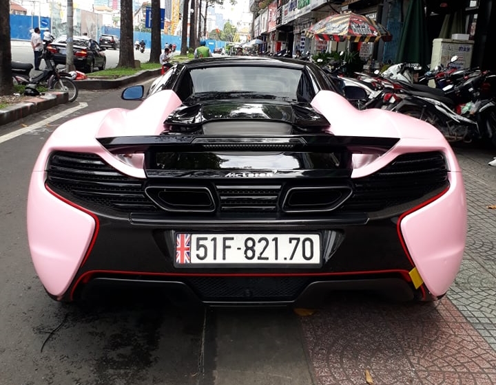 Chiếc xe này từng thay áo hơn 5 lần với các phương pháp sơn trực tiếp đổi màu, sơn lột hay dán đề-can Chiếc xe này từng thay áo hơn 5 lần với các phương pháp sơn trực tiếp đổi màu, sơn lột hay dán đề-can
