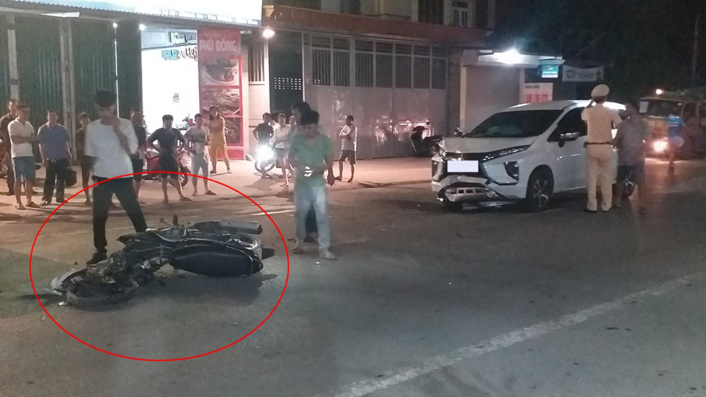 Vụ tai nạn khiến 2 phương tiện hư hỏng nặng nề nhưng may mắn là người điều khiển xe máy chỉ bị choáng và xây xước nhẹ Vụ tai nạn khiến 2 phương tiện hư hỏng nặng nề nhưng may mắn là người điều khiển xe máy chỉ bị choáng và xây xước nhẹ
