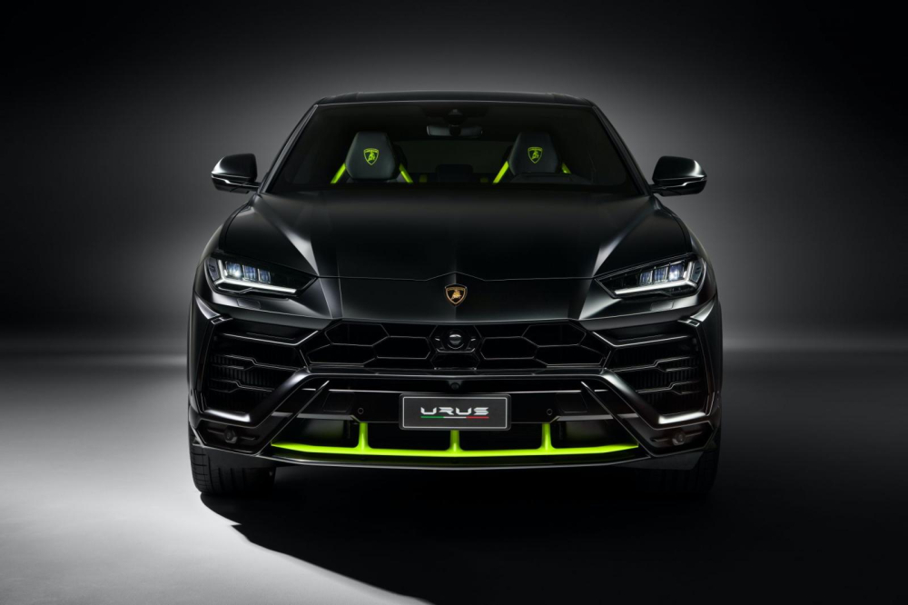 Chiếc siêu SUV Urus đang là con gà đẻ trứng vàng cho hãng Lamborghini, vì thế, việc hãng siêu xe Ý chú trọng đến mẫu xe này thực chất là chuyện cần phải làm. Mới đây, hãng siêu xe Lamborghini đã tung ra gói màu sơn Graphite Capsule dành cho Urus. 