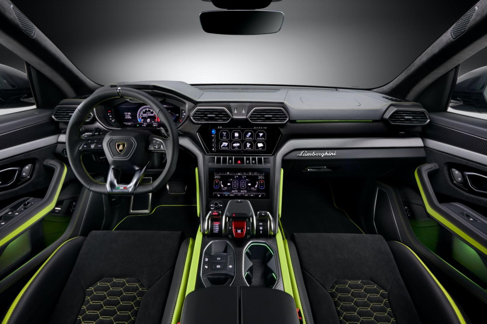 Ở bên trong khoang nội thất của Lamborghini Urus Graphite Capsule sẽ có được bộ ghế bọc vật liệu Alcantara có tích hợp chức năng sấy được cung cấp độc quyền dành cho phiên bản này cũng như Lamborghini Urus với màu sơn ngọc trai Pearl Capsule ra mắt cách đây không lâu.