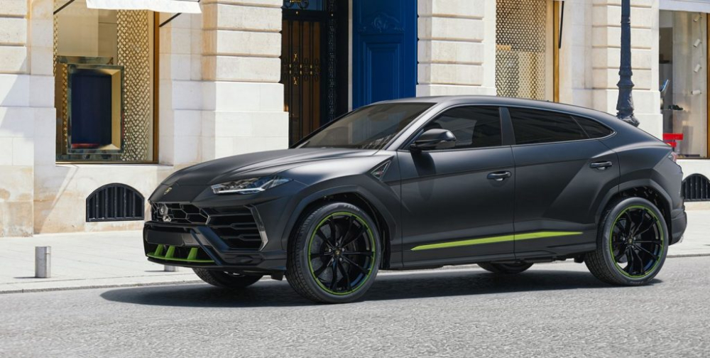 Lamborghini Urus là chiếc SUV nhanh nhất thế giới hiện tại. Mẫu xe này được trang bị động cơ xăng V8, tăng áp kép, dung tích 4.0 lít, sản sinh công suất tối đa 650 mã lực và mô-men xoắn cực đại 850 Nm. Động cơ kết hợp cùng hộp số tự động 8 cấp và hệ dẫn động 4 bánh giúp Lamborghini Urus có thể tăng tốc từ vị trí xuất phát lên 100 km/h trong 3,6 giây trước khi đạt vận tốc tối đa 305 km/h.