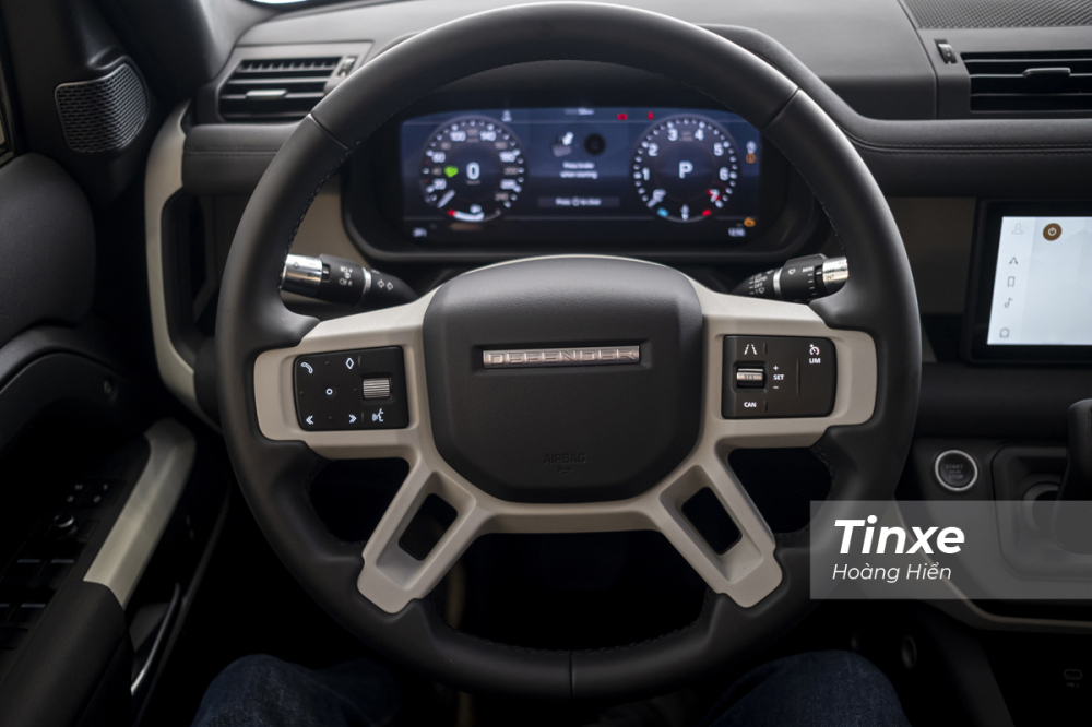 Vô-lăng của Land Rover Defender 2020 cũng được thiết kế cơ bắp và mạnh mẽ với hệ thống đèn hiển thị LED chìm bên dưới và chỉ sáng khi nổ máy xe. Vô-lăng của Land Rover Defender 2020 cũng được thiết kế cơ bắp và mạnh mẽ với hệ thống đèn hiển thị LED chìm bên dưới và chỉ sáng khi nổ máy xe.